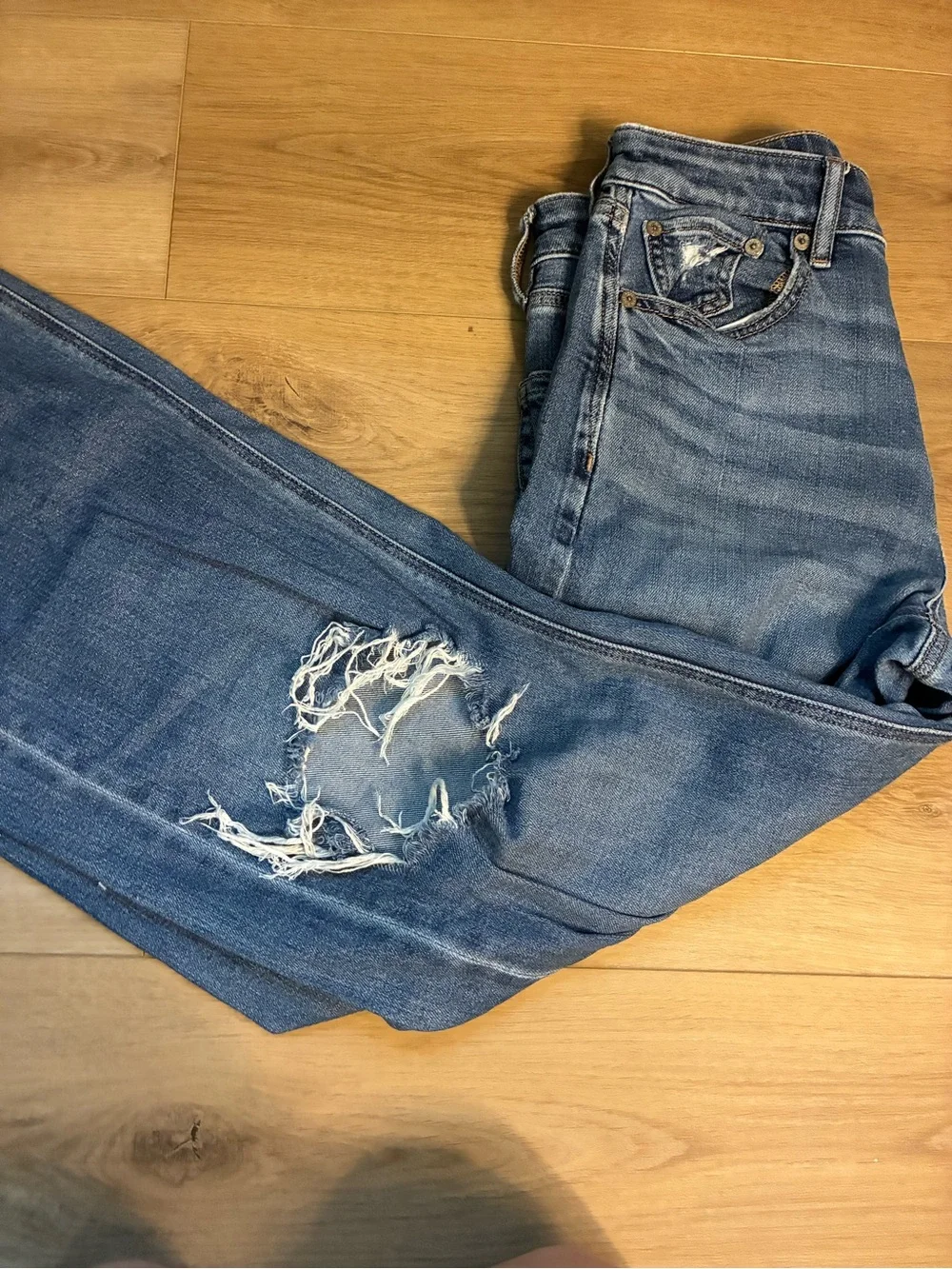 American Eagle Outfitters Light Wash Blue Jeans with Contrast Stitching